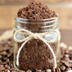 How to make coffee sugar scrub - a great handmade gift idea with nourishing oils!