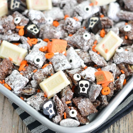 HALLOWEEN MUDDY BUDDIES – looking for an easy Halloween treat? This muddy buddies recipe is great for a Halloween party or spooky movie night!