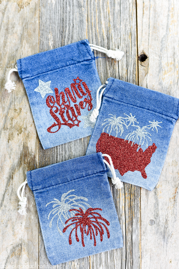 4th of July S’mores Kit - Create mini 4th of July s’mores kits for your patriotic party with denim treat bags and glitter heat transfer vinyl