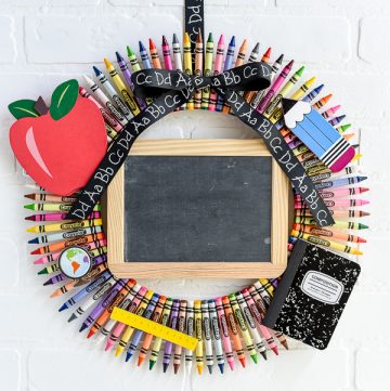 Chalkboard Crayon Wreath – great teacher gift idea!