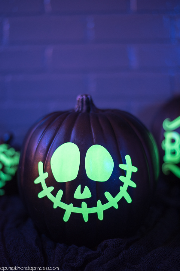 DIY Glow-in-the-dark pumpkins – welcome guests and trick or treaters with glow in the dark vinyl pumpkins!