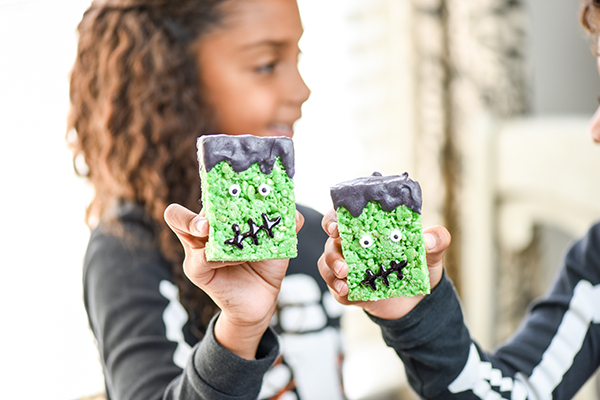 Frankenstein Rice Krispies Treats –these Halloween treats are great for parties and Halloween movie nights!