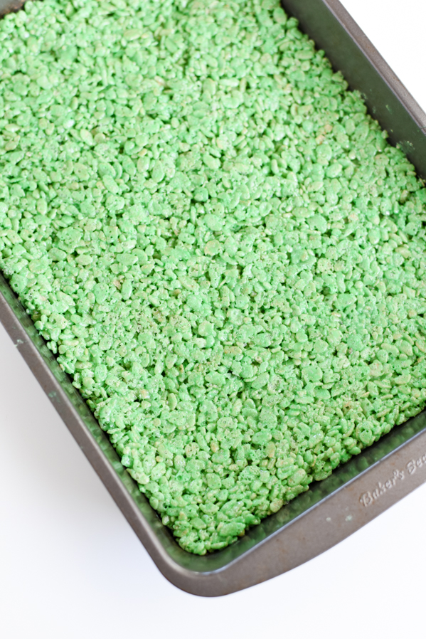 Frankenstein Rice Krispies Treats –these Halloween treats are great for parties and Halloween movie nights!