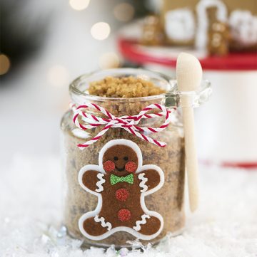 DIY Gingerbread Sugar Scrub – this easy gingerbread sugar scrub smells amazing and makes a lovely handmade gift idea!