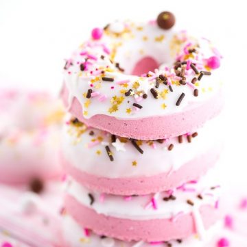 How to make donut bath bombs – DIY donut shaped bath bombs made with soap icing and sprinkles.