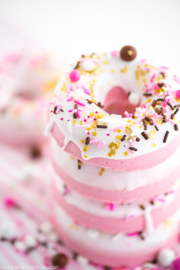How to make donut bath bombs – DIY donut shaped bath bombs made with soap icing and sprinkles. 