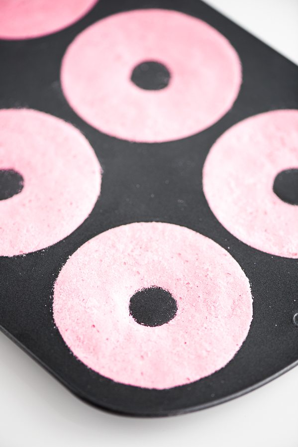 How to make donut bath bombs – DIY donut shaped bath bombs made with soap icing and sprinkles. 