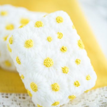 DIY Vanilla Chamomile Soap – this daisy soap made with vanilla and chamomile essential oils makes a great handmade gift!