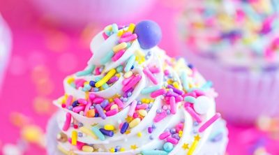 DIY Cupcake Bath Bombs – how to make a cupcake bath bomb with royal icing and sprinkles. This essential oil bath bomb makes a great handmade birthday gift!