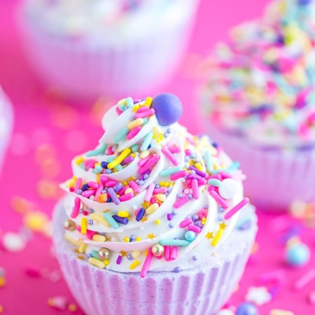 DIY Cupcake Bath Bombs – how to make a cupcake bath bomb with royal icing and sprinkles. This essential oil bath bomb makes a great handmade birthday gift!