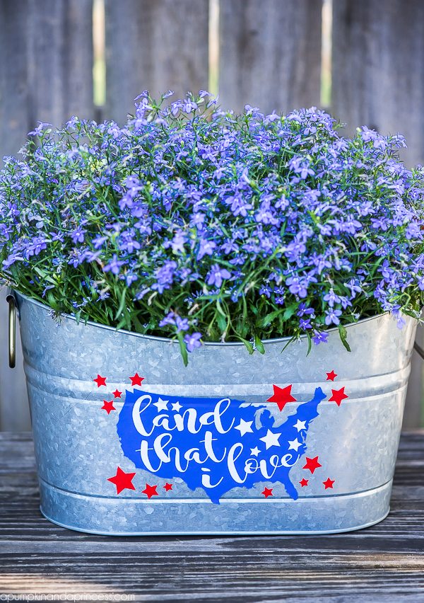 DIY Galvanized 4th of July Planter – add some patriotic décor to your porch this 4th of July with a custom made flower planter.