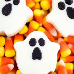 OREO Ghost Cookies – these chocolate covered OREO cookies are great for Halloween parties!
