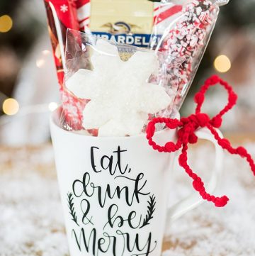 Hot Cocoa Christmas Mug Gift – create a hand lettered vinyl Christmas mug filled with hot cocoa and snowflake marshmallows.
