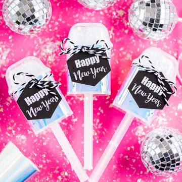 DIY Holographic Confetti Push Up Pops – create mini confetti push up poppers with mirrored tape and printable tags for your New Year’s Eve party.