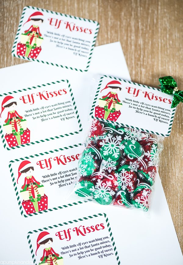 Elf Kisses Treat Bags – Elf Kisses Printable Tag Quote & mini treat bags for your little ones to receive from their elf.