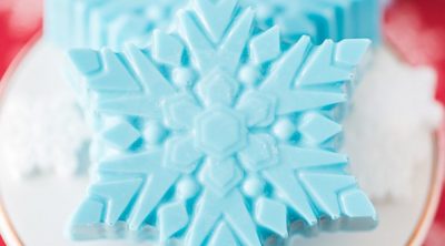 Snowflake OREO Cookies – chocolate covered Oreo cookies shaped into snowflakes. Great party idea for the holidays and a Disney Frozen party theme!