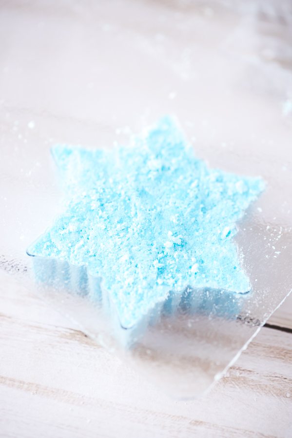 DIY Peppermint Snowflake Bath Bombs – how to make peppermint essential oil snowflake bath bombs. Great handmade gift idea for Christmas!