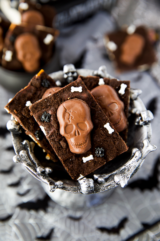 Graveyard Candy Bark - This spooky Halloween treat is easy to make and great for a Halloween party!