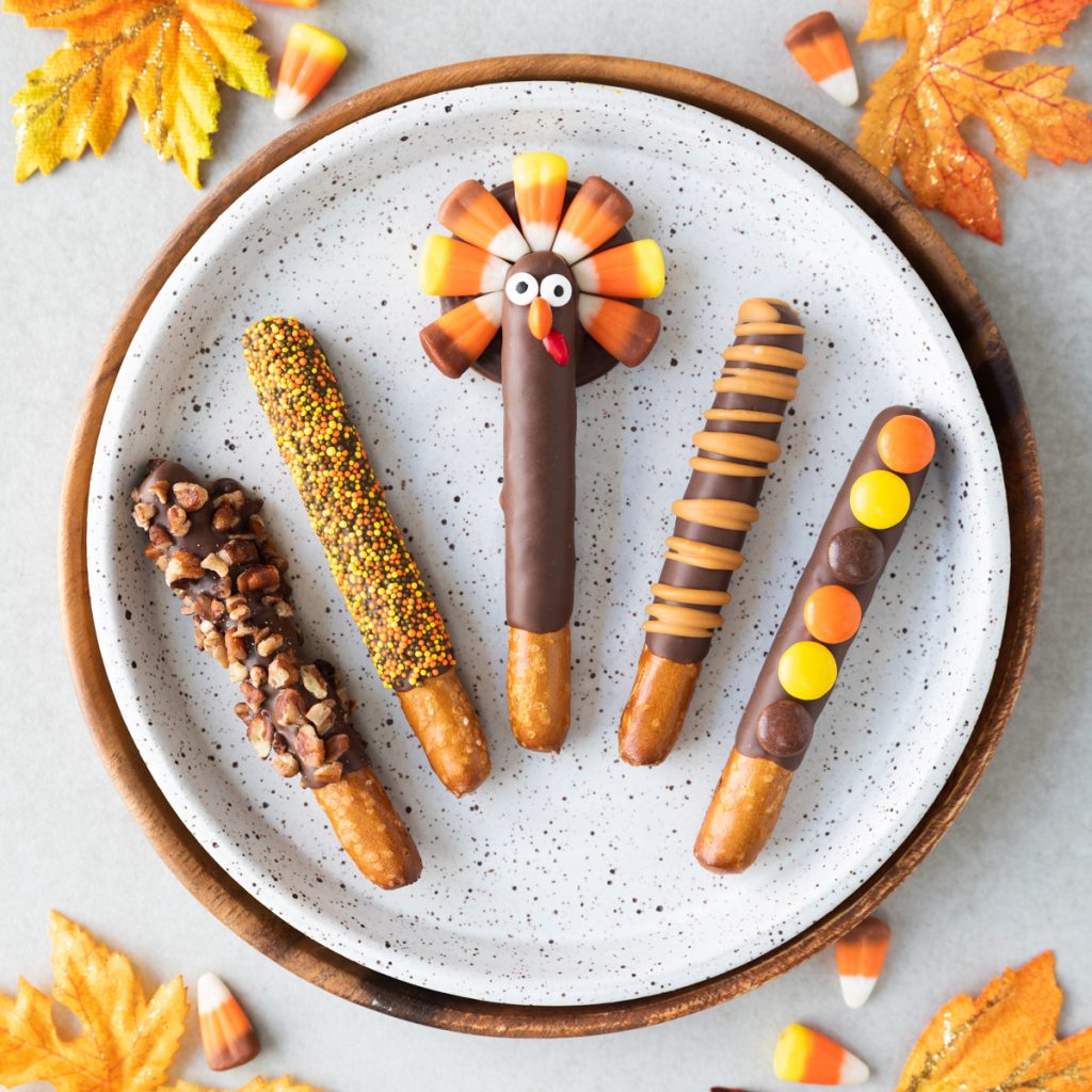 5 easy Thanksgiving pretzel decorating ideas