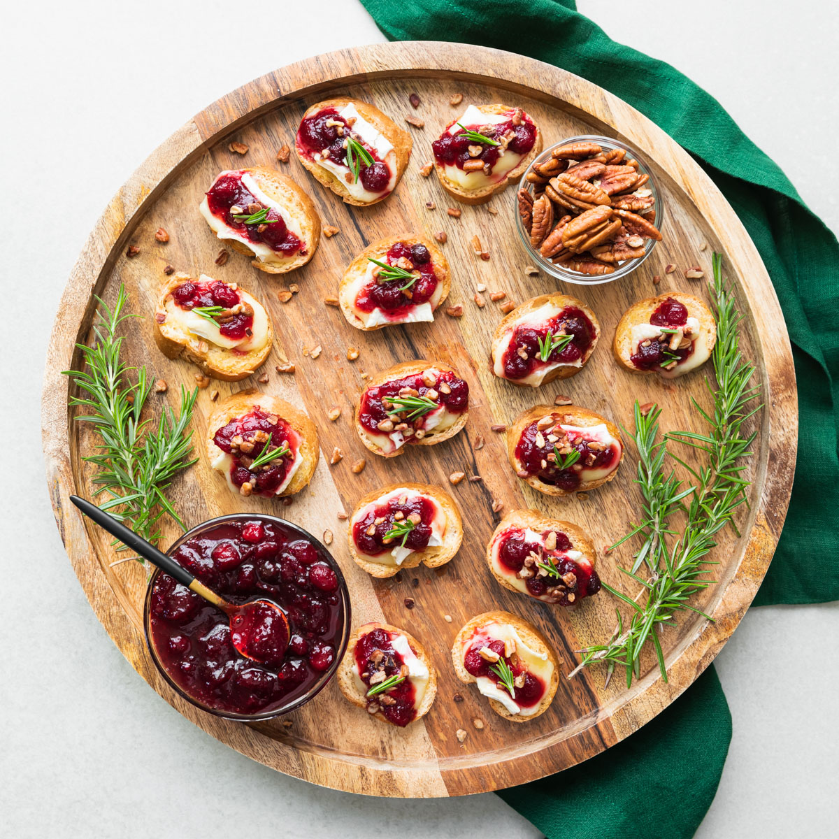easy cranberry and brie crostini appetizer for the holiday season